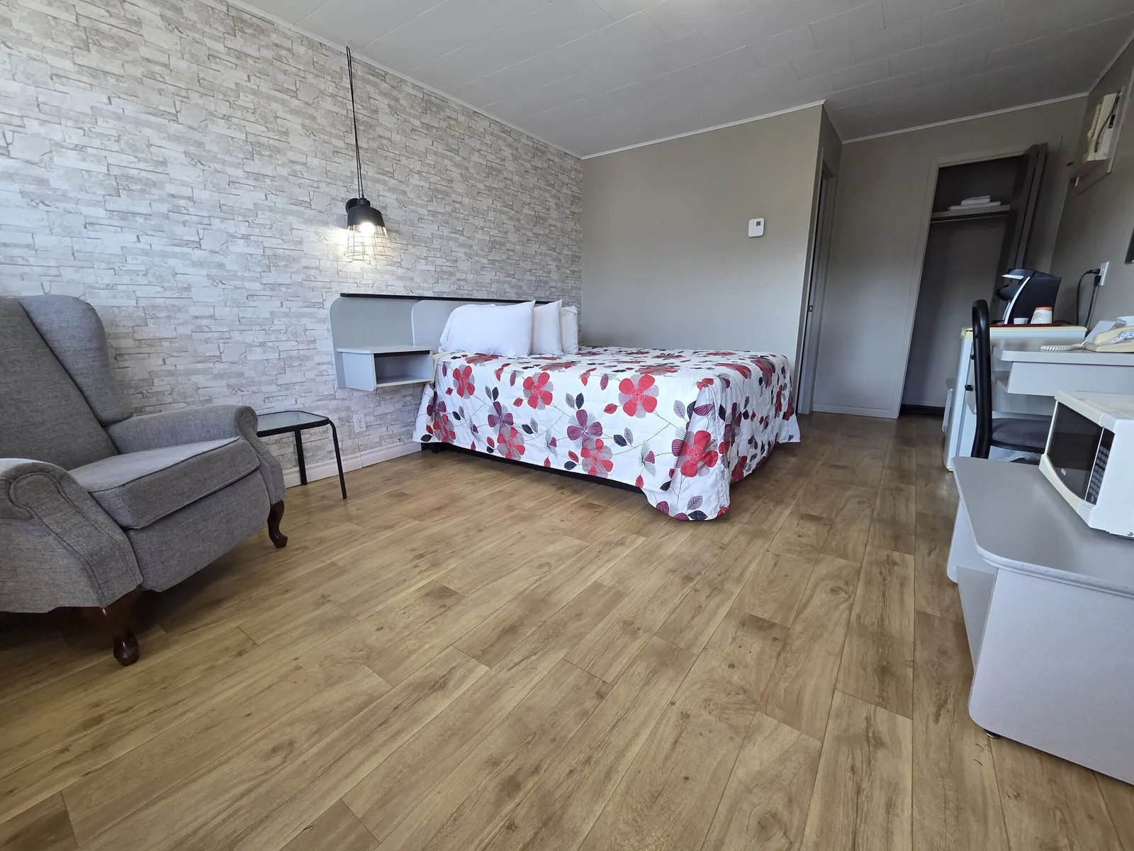 Chambre 1 lit queen au Motel Claude — photo 4