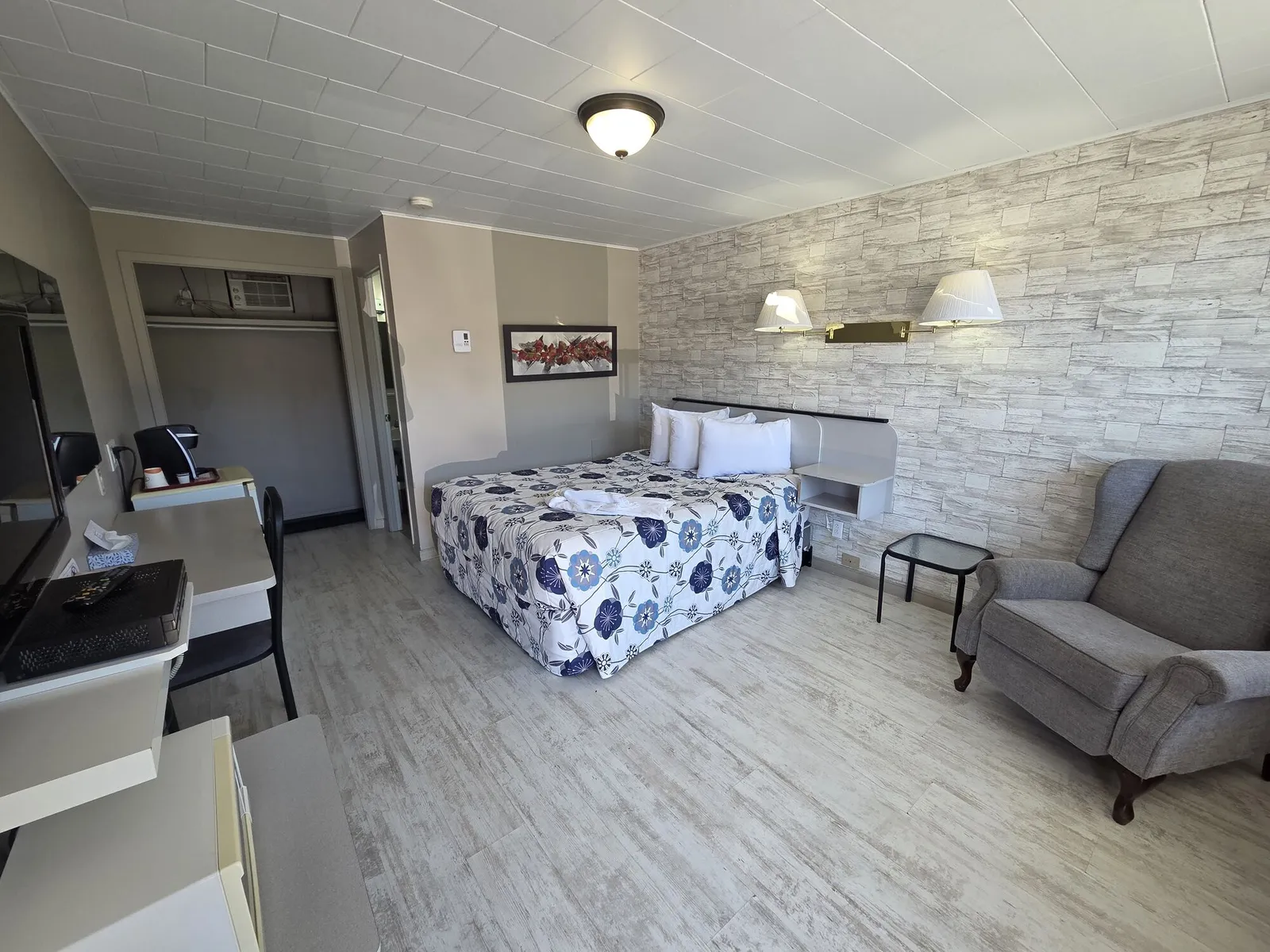 Chambre 1 lit queen au Motel Claude — photo 5