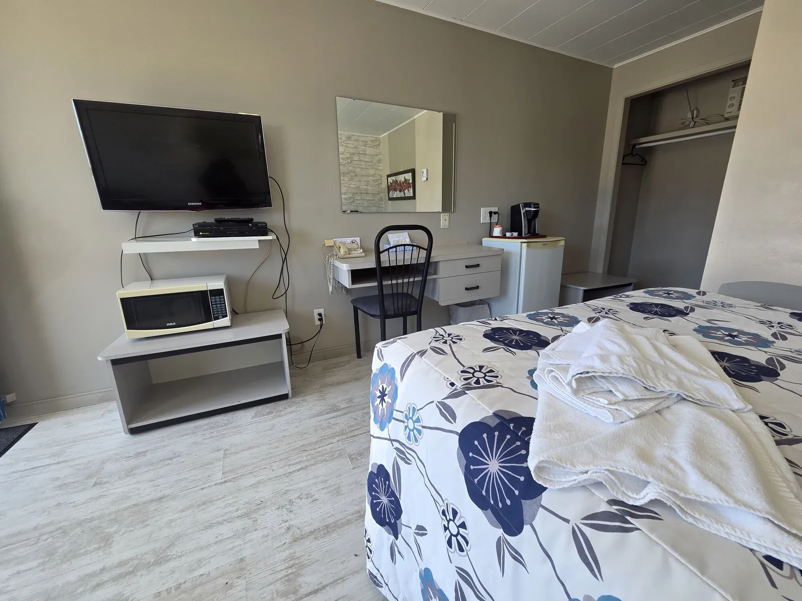 Chambre 1 lit queen au Motel Claude — photo 7