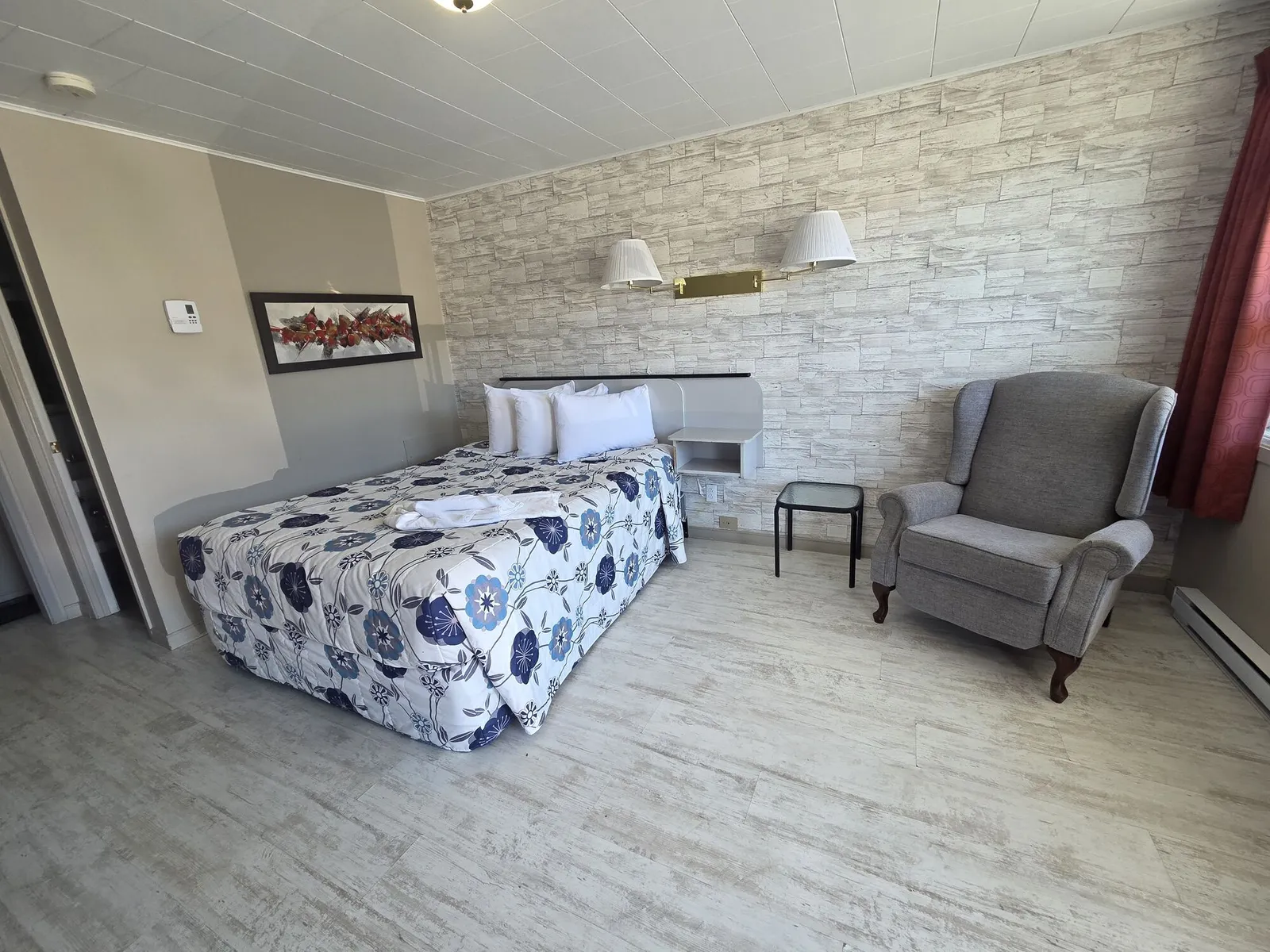 Chambre 1 lit queen au Motel Claude — photo 8