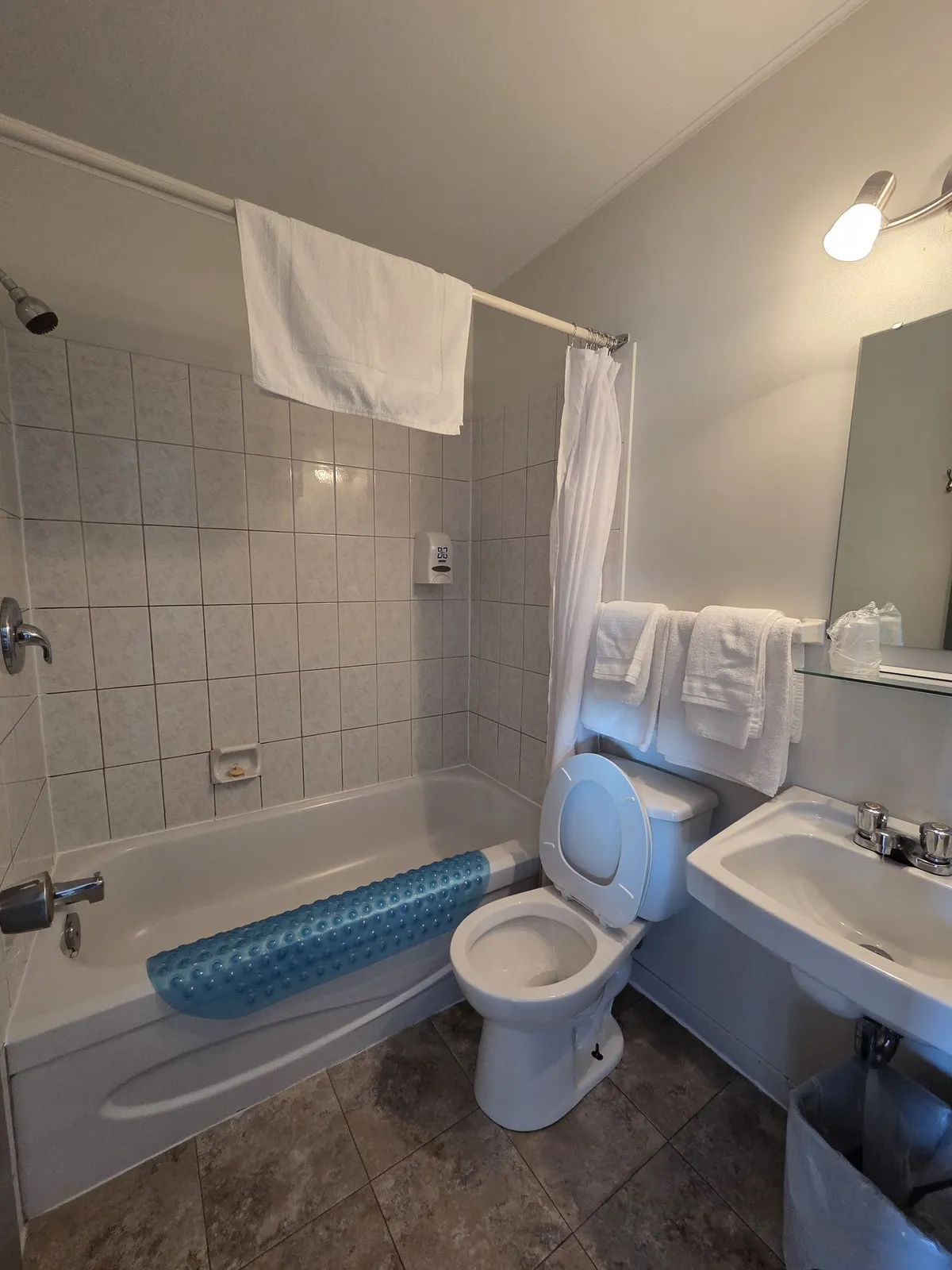 Chambre 1 lit queen au Motel Claude — photo 9