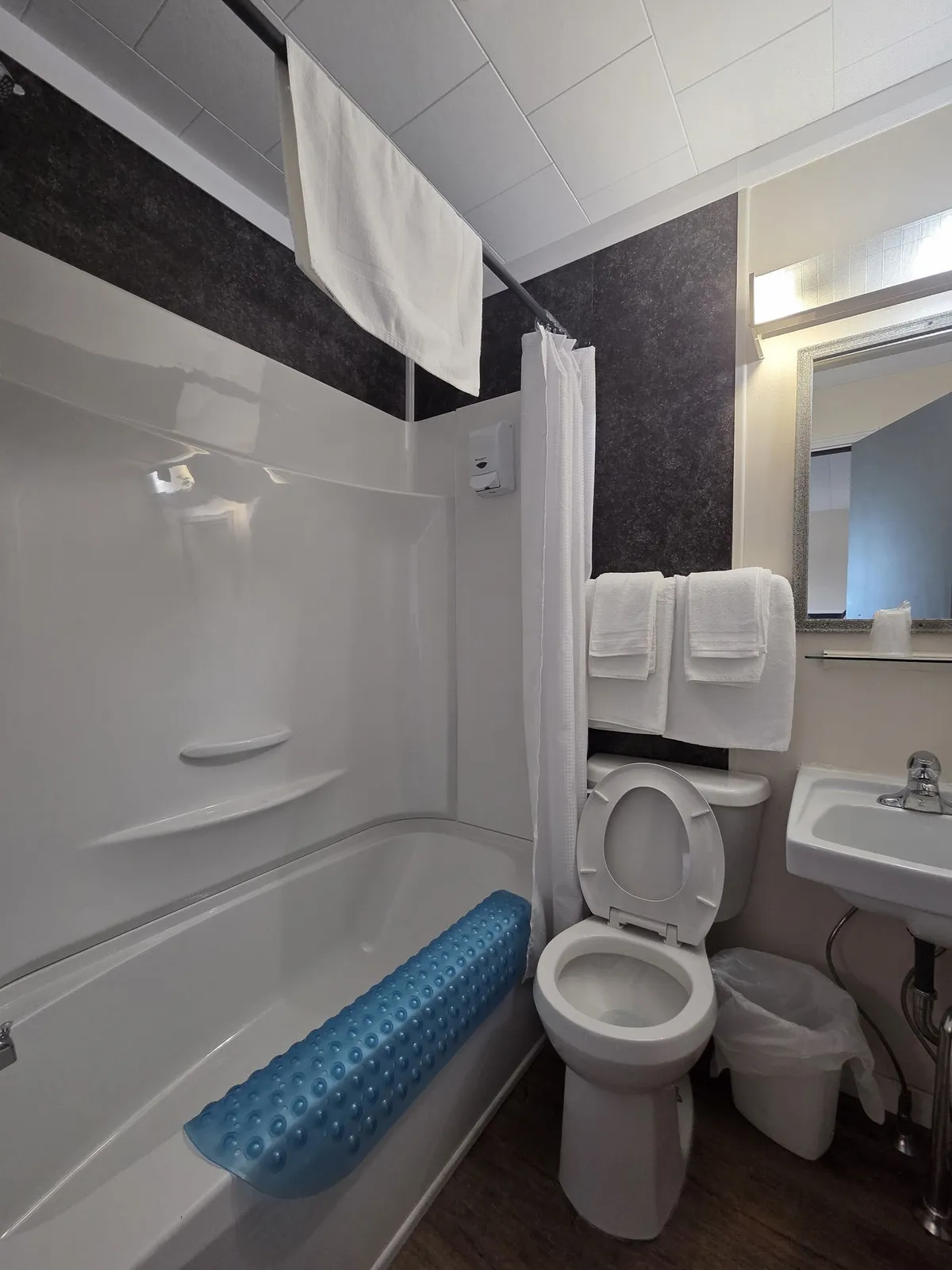 Chambre 1 lit queen au Motel Claude — photo 10