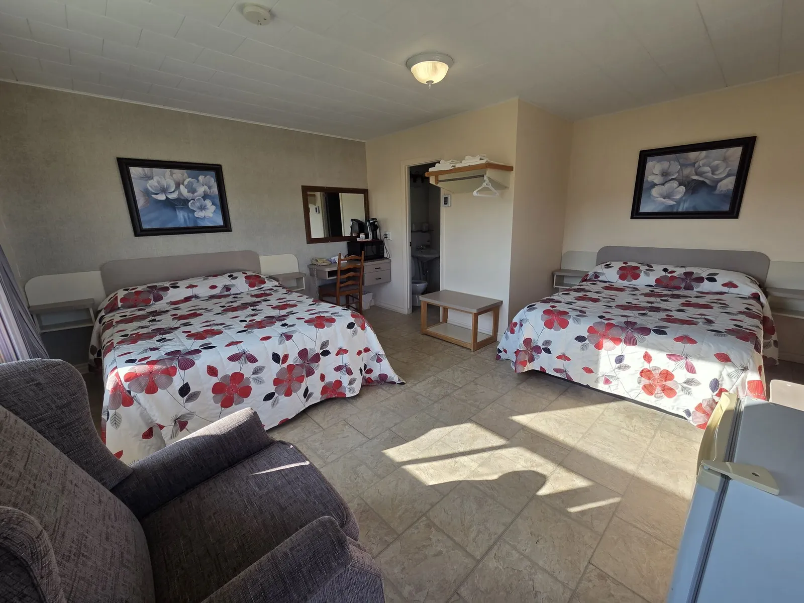 Vue de la Chambre 1 lit queen et 1 lit double au Motel Claude