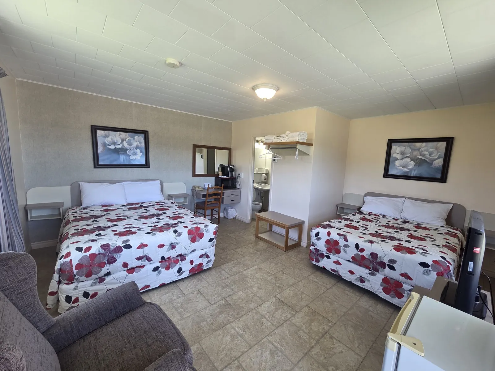 Chambre 1 lit queen et 1 lit double au Motel Claude — photo 3