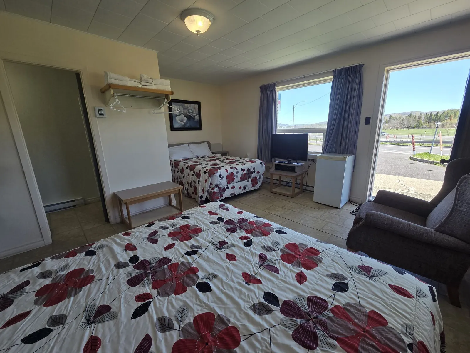 Chambre 1 lit queen et 1 lit double au Motel Claude — photo 4