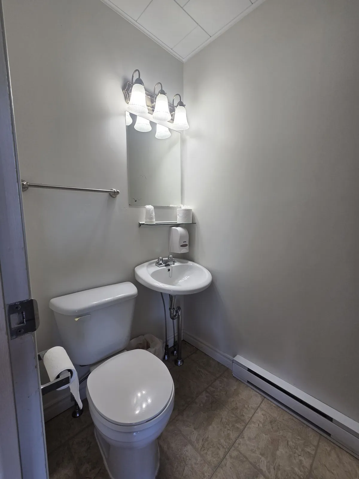 Chambre 1 lit queen et 1 lit double au Motel Claude — photo 6