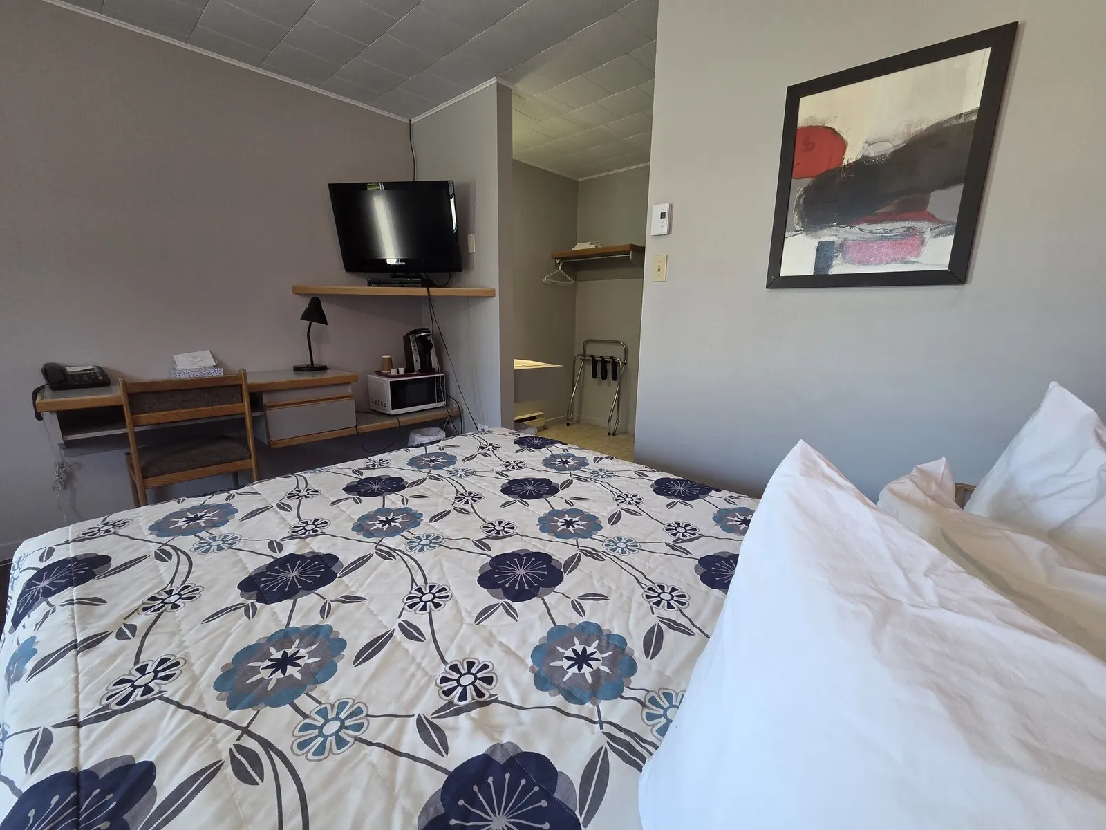 Chambre 1 lit queen et canapé au Motel Claude — photo 2