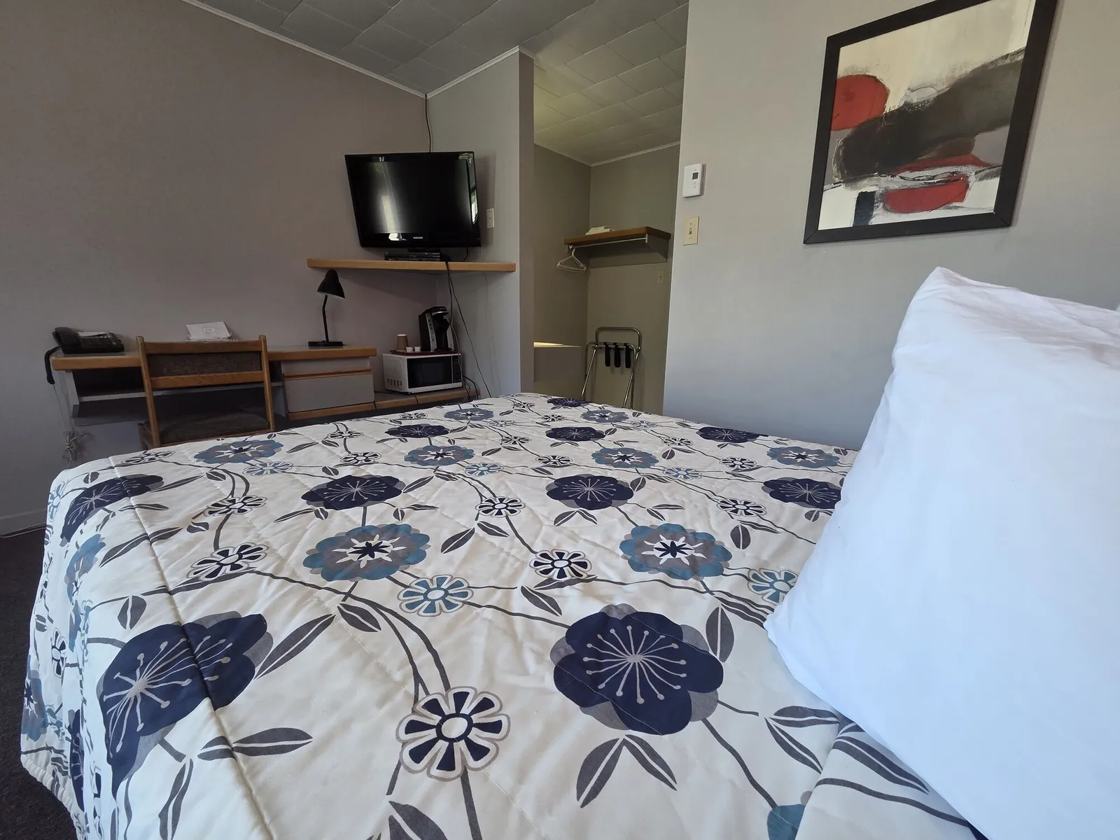 Chambre 1 lit queen et canapé au Motel Claude — photo 3