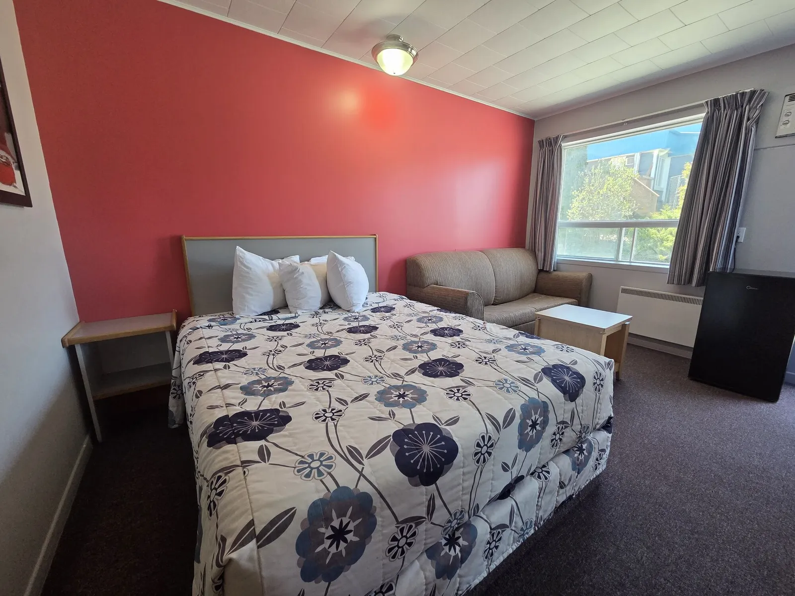 Chambre 1 lit queen et canapé au Motel Claude — photo 4