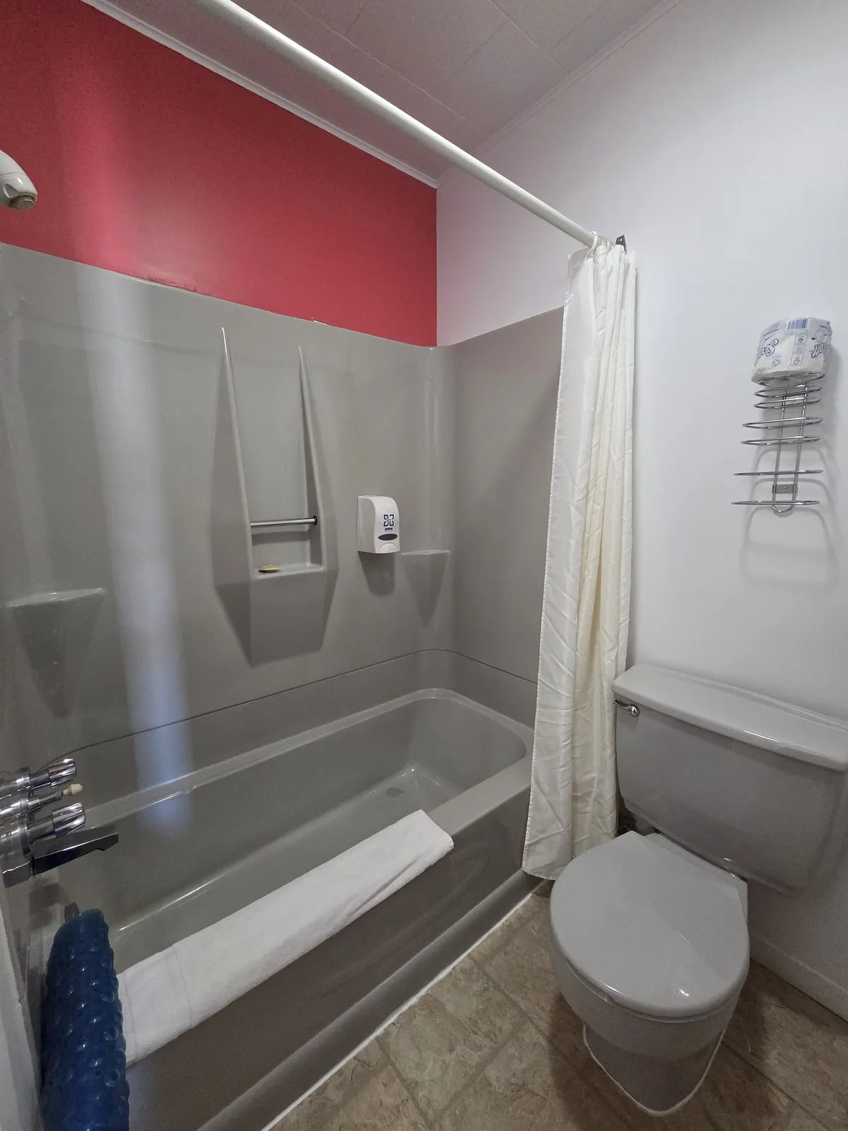 Chambre 1 lit queen et canapé au Motel Claude — photo 5