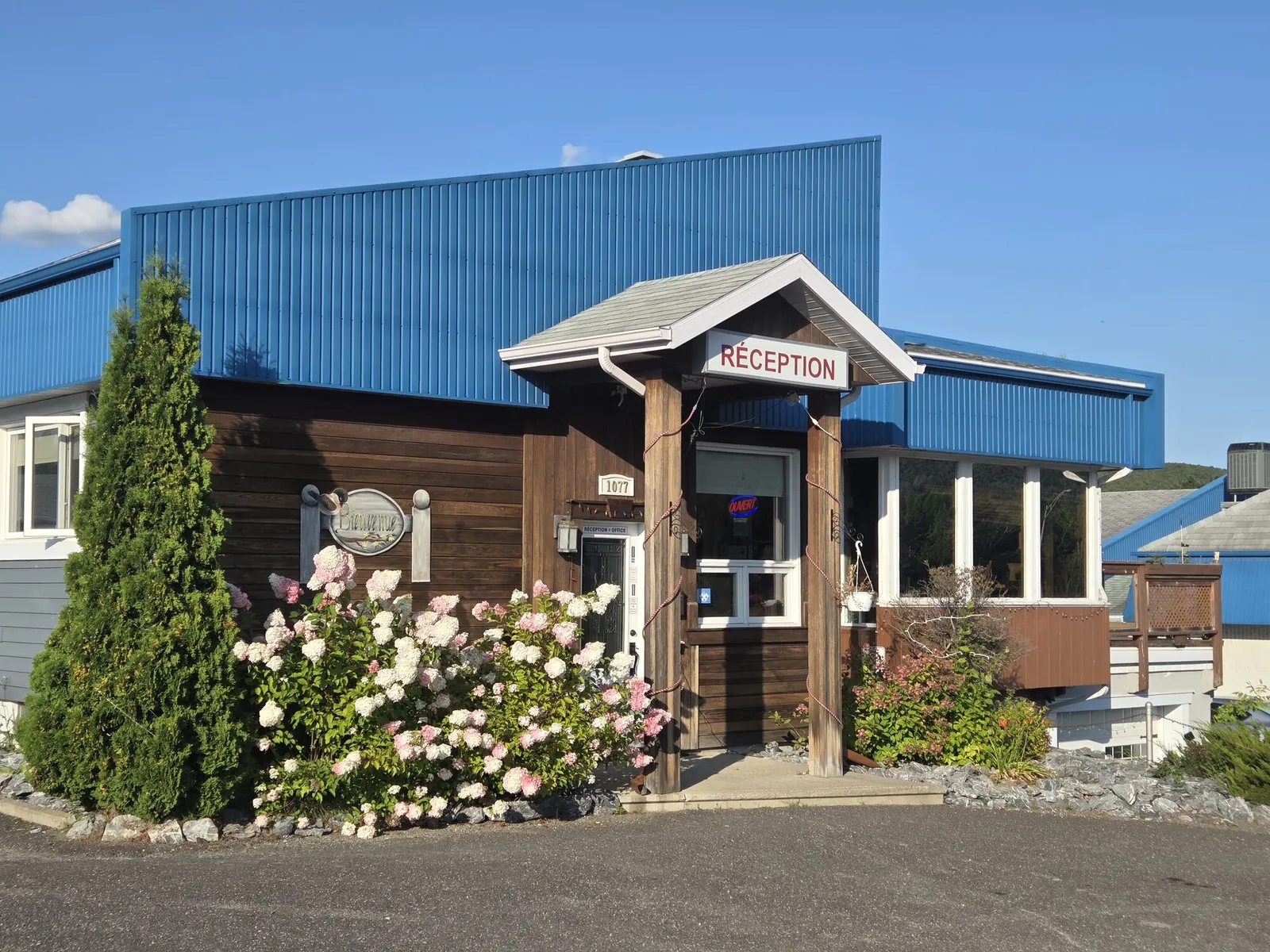 Façade extérieure du Motel Claude à Dégelis, sur la route 185