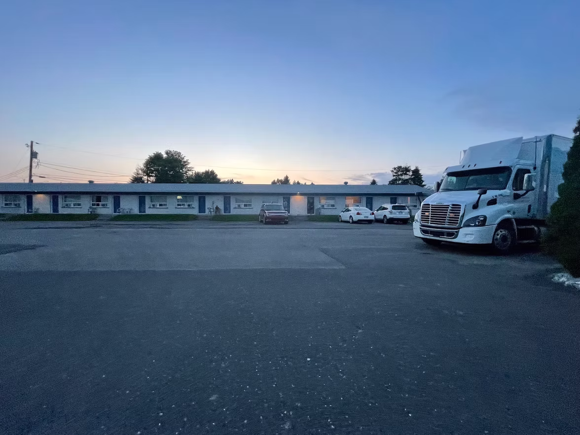 Vue d'ensemble du Motel Claude — une halte chaleureuse sur la route 185